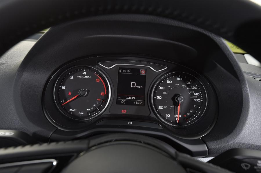 Панель приборов Audi Q2 TDI Design 2016 года  (UK) (фото 29 из 30)